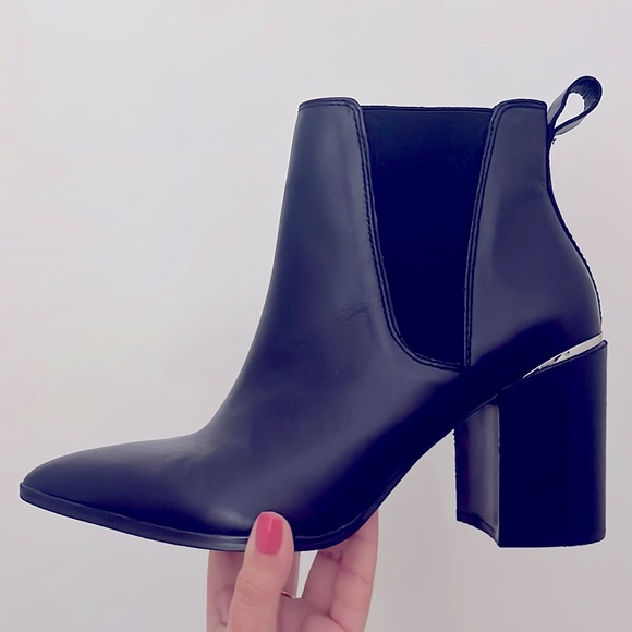 Steve Madden Shoes - EUC/Barely worn STEVE MADDEN KNOX BLACK LEATHER BOOTIES - SIZE 8.5